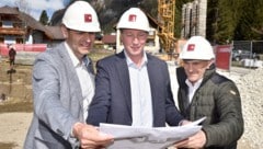 Es wird schon gebaut: Franz Bäckenberger vom Hilfswerk, Bürgermeister Franz Kaml und Vize Christoph Bernhofer (Bild: Roland Holitzky)