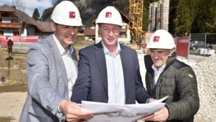 Es wird schon gebaut: Franz Bäckenberger vom Hilfswerk, Bürgermeister Franz Kaml und Vize Christoph Bernhofer (Bild: Roland Holitzky)