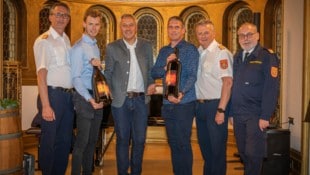 Fritz Strobl (3. v. li.) ist Pate der Florianiweine, die von Feuerwehrkurat Stephan Holpfer (re.) gesegnet wurden. Didi Fahrafellner (2. v. re.) ist wie seine Kameraden von der Qualität der edlen Tropfen der Winzer  begeistert. (Bild: Matthias Fischer)