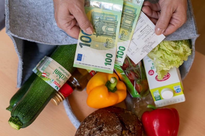 Wirtschaftskrise und teure Preise setzen den Menschen zu (Bild: Brenek Malena)