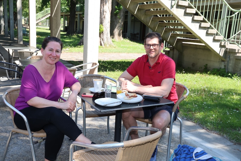 Andrea und David D. genießen einen Kaffee im Bistro im Gänsehäufel. (Bild: Zwefo)