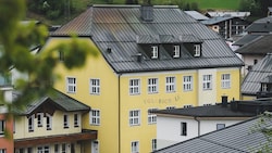 Die alte Schule ist aus den 50ern und bereit zum Abriss (Bild: Gemeinde Kaprun/Stefanie Oberhauser)
