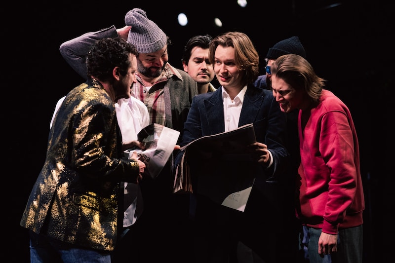 Schauspielerischer und emotionaler Kraftakt: In dem 7,5 Stunden langen Drama „Das Vermächtnis“ von Matthew López begeistert Nils Arztmann in zwei Rollen  (Bild: Philine Hofmann)