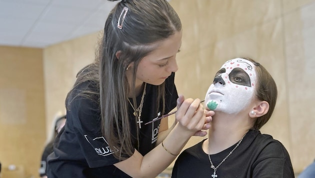 Die Teilnehmer und Teilnehmerinnen im Fachbereich „Gesundheit/Schönheit/Soziales“ präsentierten beim Wettbewerb ihre Styling-Ideen zum Motto „Día de los Muertos“. (Bild: PTS Skills Tirol)