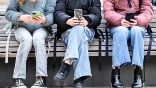 216 Minuten pro Tag verbringen Schülerinnen und Schüler im Durchschnitt mit dem Smartphone. (Bild: APA/MAX SLOVENCIK)