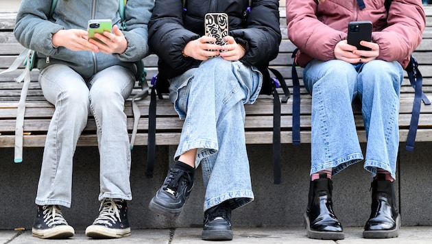 216 Minuten pro Tag verbringen Schülerinnen und Schüler im Durchschnitt mit dem Smartphone. (Bild: APA/MAX SLOVENCIK)