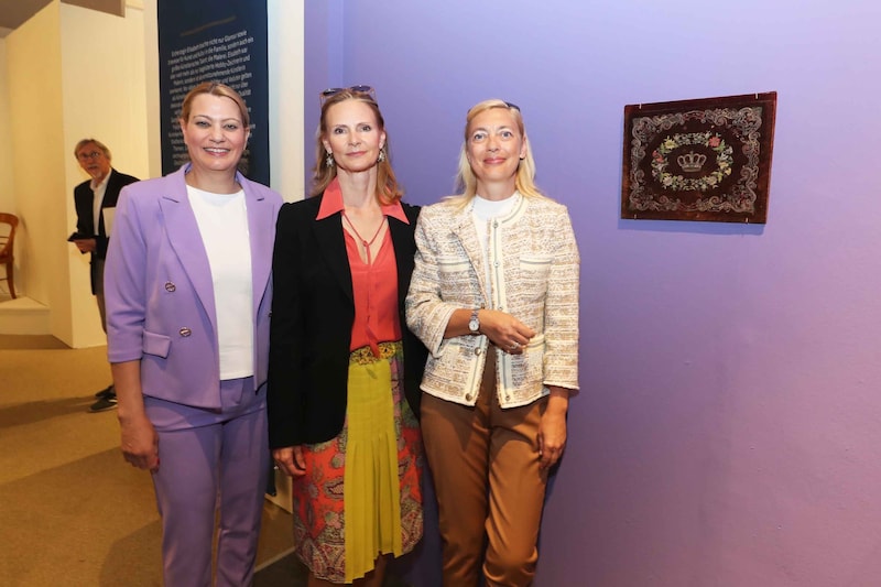 Landesrätin Daniela Winkler, Philippa Königsegg-Aulendorf und Gabriele Schindl bei der Ausstellungseröffnung. (Bild: Reinhard Judt)
