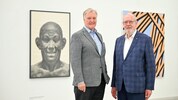 Klaus Albrecht Schröder (li.) und Heinz J. Angerlehner mit Werken von Florentina Pakosta