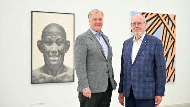 Klaus Albrecht Schröder (li.) und Heinz J. Angerlehner mit Werken von Florentina Pakosta (Bild: Wenzel Markus)