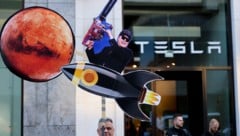 Protest vor einer Tesla-Filiale (Bild: EPA/FILIP SINGER)