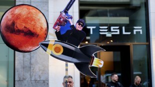 Protest vor einer Tesla-Filiale