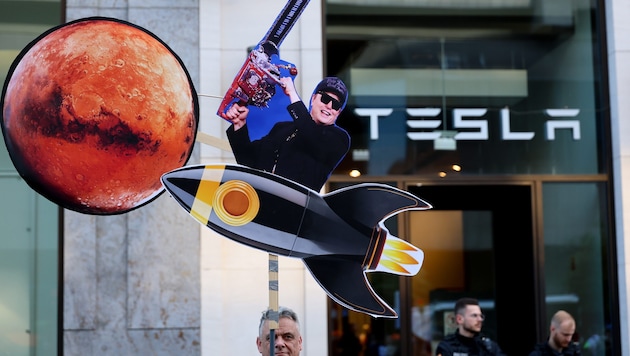 Protest vor einer Tesla-Filiale (Bild: EPA/FILIP SINGER)