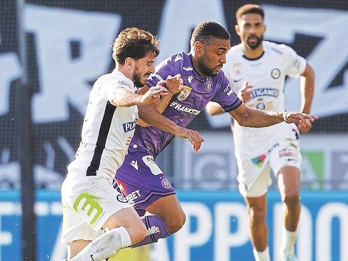 Wildert Sturm bei Violett? Maurice Malone (Mitte) soll Thema sein.