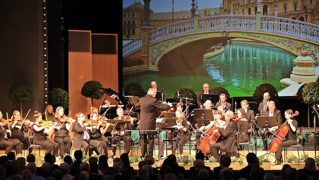 Wer wird in Zukunft die Neujahrskonzerte spielen? Dirigent Walter Erla und sein Orchester im ...