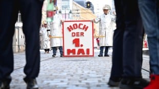 Beim Aufmarsch durch Linz waren knapp 10.000 dabei.  (Bild: Wenzel Markus)
