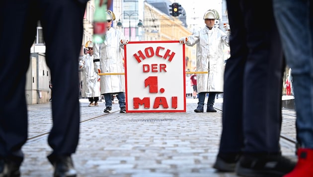 Beim Aufmarsch durch Linz waren knapp 10.000 dabei.  (Bild: Wenzel Markus)