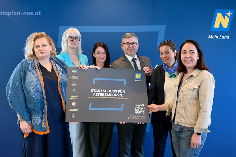 Startschuss für weiteren Ausbau der Altersmedizin: NÖ LGA Vorständin Elisabeth Bräutigam, die Pflegedirektorin von Klosterneuburg, Cornelia Palmetzhofer, Pflegeleiteirn Altersmedizin Klosterneuburg Anna Krammer, Landesrat Ludwig Schleritzko, die Leiterin des Altersmedizin-Departments Stockerau, Dr. Marianne Patsch, Leiterin und Pionierin der ersten Stunde in Waidhofen an der Thaya, Dr. Elke Maurer (von links). (Bild: NÖ LGA / Imre Antal)