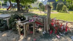 Ein Wasserspiel wurde durch den fallenden Maibaum zerstört.