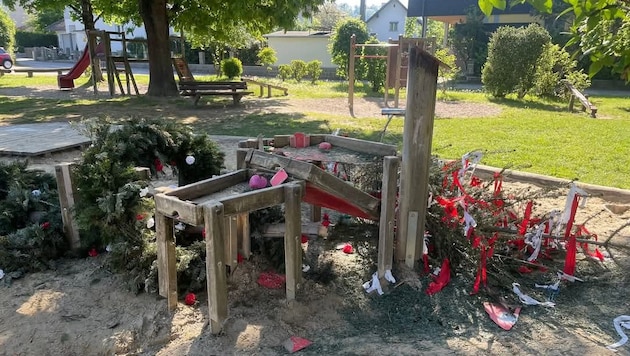 Ein Wasserspiel wurde durch den fallenden Maibaum zerstört.