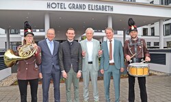 Bei der Hoteleröffnung begrüßten die Eigentümer Philipp Zauner (3. v. l.) und Herbert Ackerl ...