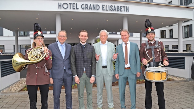 Bei der Hoteleröffnung begrüßten die Eigentümer Philipp Zauner (3. v. l.) und Herbert Ackerl (4. v. l.) die Chefs der insolventen Betreiberfirma Alpin Family GmbH. (Bild: Hörmandinger Marion)