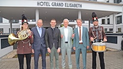 Bei der Hoteleröffnung begrüßten die Eigentümer Philipp Zauner (3. v. l.) und Herbert Ackerl (4. v. l.) die Chefs der insolventen Betreiberfirma Alpin Family GmbH. (Bild: Hörmandinger Marion)