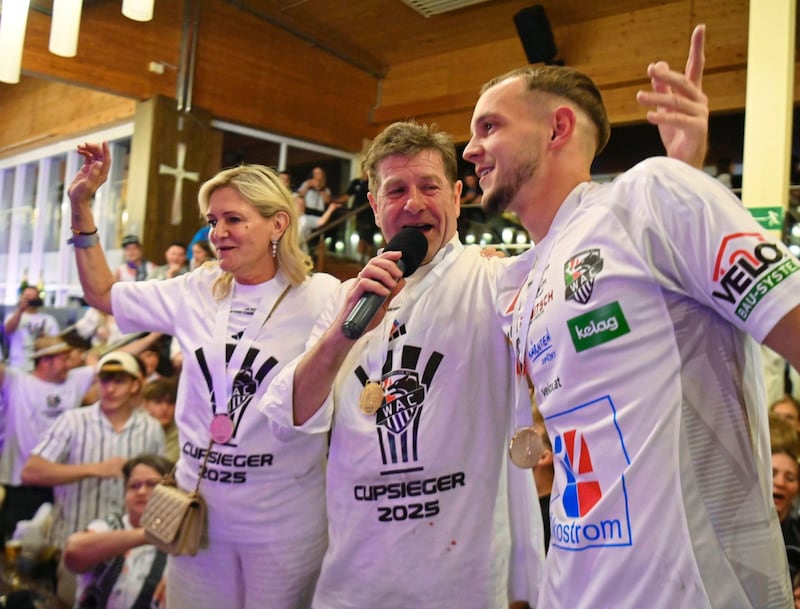 „Sängerknabe“ Didi Riegler (Mitte) mit Siegtorschütze Angelo Gattermayer (re.). (Bild: Pessentheiner Florian)