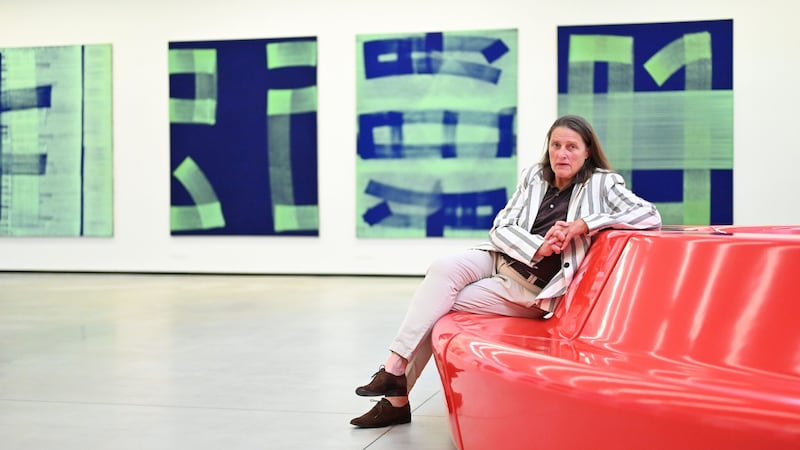 Blick in die große Halle im Museum Angerlehner – hier präsentiert Claudia Hirtl die Ausstellung „Vermessung von Seinsweisen“. (Bild: Wenzel Markus)