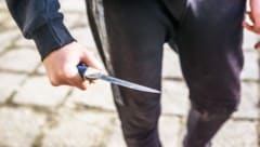 Dass Jugendliche Messer bei sich haben, ist in Wien nicht mehr ungewöhnlich. (Bild: Ganka - stock.adobe.com)