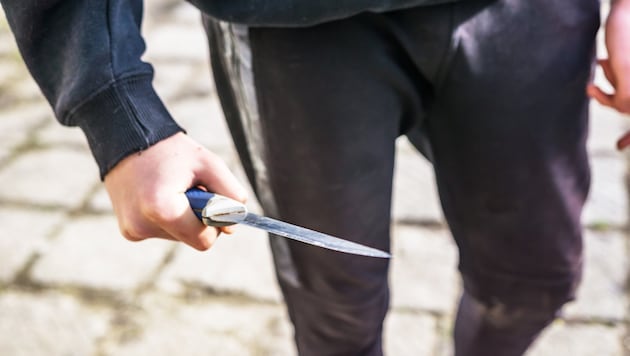 Dass Jugendliche Messer bei sich haben, ist in Wien nicht mehr ungewöhnlich. (Bild: Ganka - stock.adobe.com)