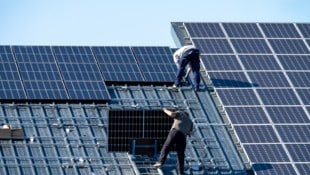 Die 44-Jährige wurde vom Solarmodul getroffen und erlitt dadurch schwere Verletzungen (Symbolbild). (Bild: Dietmar Schäfer)