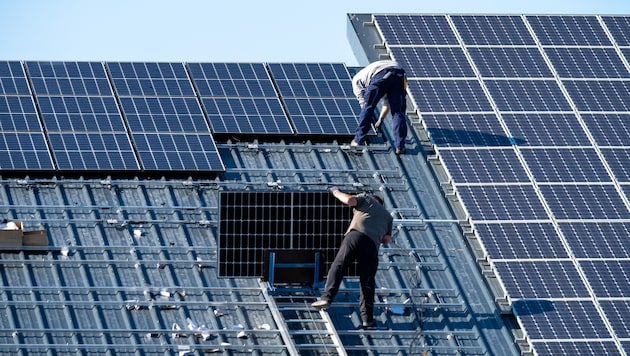 Die 44-Jährige wurde vom Solarmodul getroffen und erlitt dadurch schwere Verletzungen (Symbolbild). (Bild: Dietmar Schäfer)