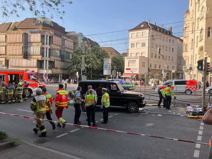 Die Mercedes-G-Klasse steht am Unfallort.