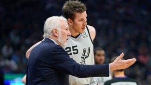 Kultcoach Gregg Popovich mit Jakob Pöltl. (Bild: EPA/JOHN G. MABANGLO)