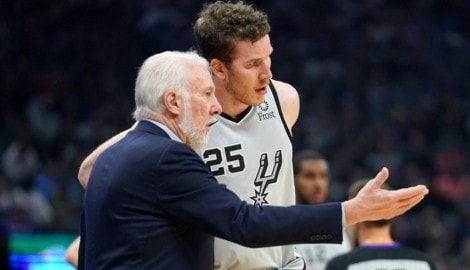 Gregg Popovich mit dem ehemaligen Spurs-Center Jakob Pöltl (Bild: EPA/JOHN G. MABANGLO)