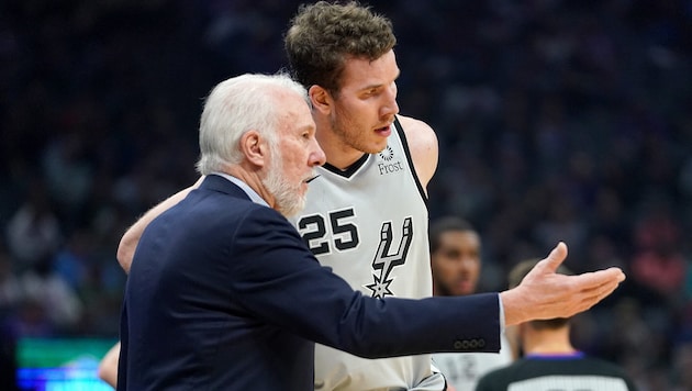 Kultcoach Gregg Popovich mit Jakob Pöltl. (Bild: EPA/JOHN G. MABANGLO)