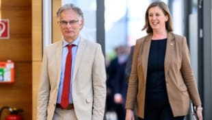 Finanzminister Markus Marterbauer und Staatssekretärin Barbara Eibinger-Miedl (Bild: APA/MAX SLOVENCIK)