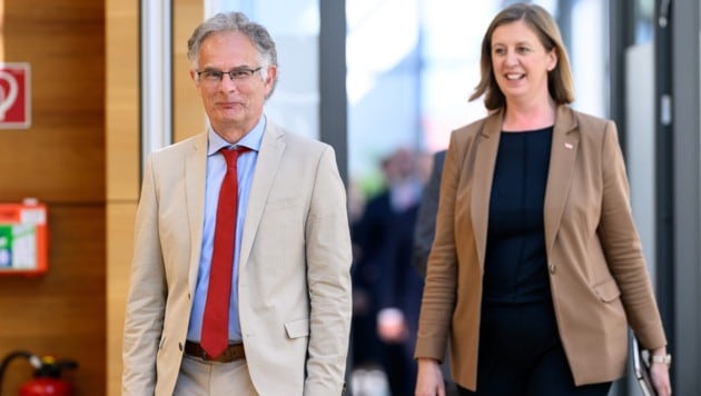 Finanzminister Markus Marterbauer und Staatssekretärin Barbara Eibinger-Miedl (Bild: APA/MAX SLOVENCIK)