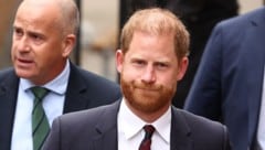 Prinz Harry würde sich gerne mit dem Königshaus versöhnen – doch hat er sich selbst Steine in den Weg gelegt. Sein Vater spricht im Augenblick nicht mit ihm.  (Bild: AFP/HENRY NICHOLLS)