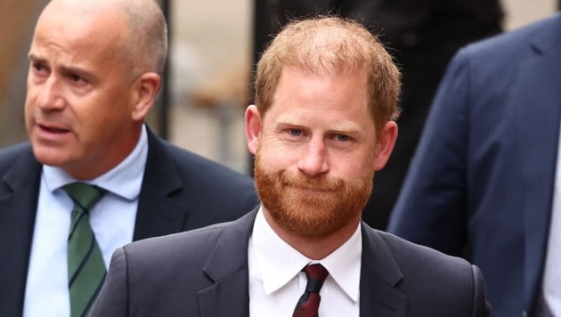 Prinz Harry würde sich gerne mit dem Königshaus versöhnen – doch hat er sich selbst Steine in den Weg gelegt. Sein Vater spricht im Augenblick nicht mit ihm.  (Bild: AFP/HENRY NICHOLLS)