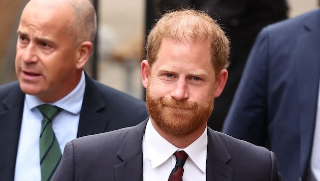 Prinz Harry würde sich gerne mit dem Königshaus versöhnen – doch hat er sich selbst Steine in ...