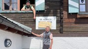 Neuer Name, neues Schild: Im März wurde einstimmig beschlossen, dass die Hütte ihren alten Namen ...