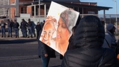 Das Gemälde zeigt die betroffene kleine Joshlin. (Bild: AFP/RODGER BOSCH)