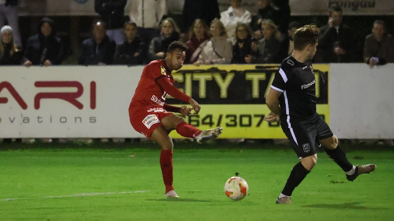 Benjamin Ajibade (li. im Herbst) traf gegen den BSK zum 1:0.  (Bild: Tröster Andreas)