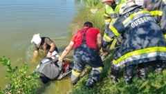 Mit vereinten Kräften konnten Motorrad und Lenker geborgen werden. (Bild: FF Gussendorf)