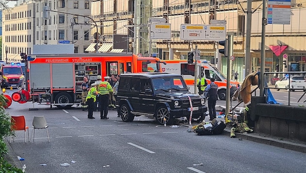 Bilder vom Tatort zeigen eine Mercedes-G-Klasse in der Stuttgarter Innenstadt.