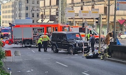 Bilder vom Tatort zeigen eine Mercedes-G-Klasse in der Stuttgarter Innenstadt.