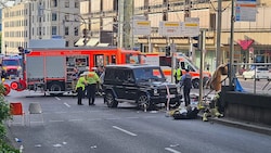 Bilder vom Tatort zeigen eine Mercedes-G-Klasse in der Stuttgarter Innenstadt.
