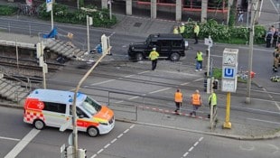 Am Freitagabend ist ein Geländewagen in eine Menschenmenge in Stuttgart gefahren. (Bild: AFP/ANDREAS ROSAR)