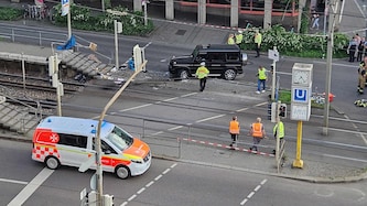 Am Freitagabend ist ein Geländewagen in eine Menschenmenge in Stuttgart gefahren. (Bild: AFP/ANDREAS ROSAR)